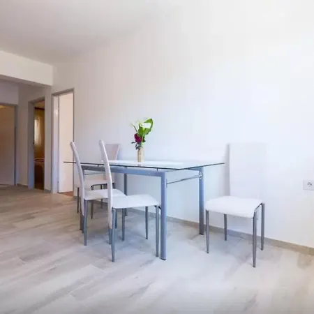 Modernes In Mit Privatem Parkplatz By Interhome